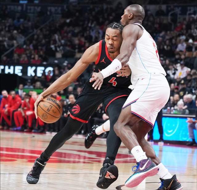 jiuyou-拉锯战！快船落后14分展开反扑：小卡因伤缺席，哈登13中3低迷